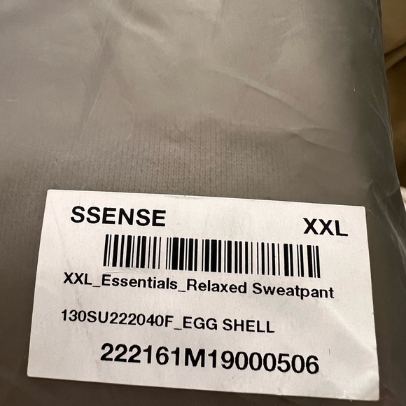 BNWT Men’s Fear of God Essentials Relaxed Sweatpant
Egg Shell XXL & XL - Picture 3 of 13